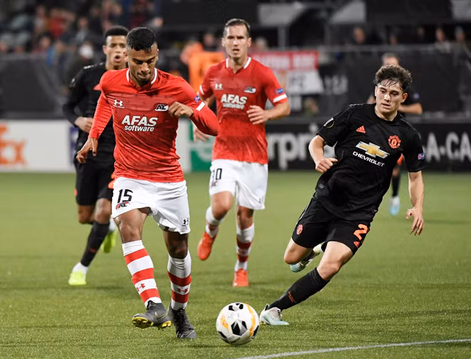  MU gặp khó trước chủ nhà AZ.