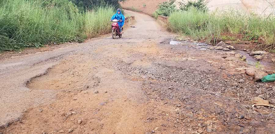 Mặt đường cũ đã hư hỏng nghiêm trọng. Ảnh: C.H