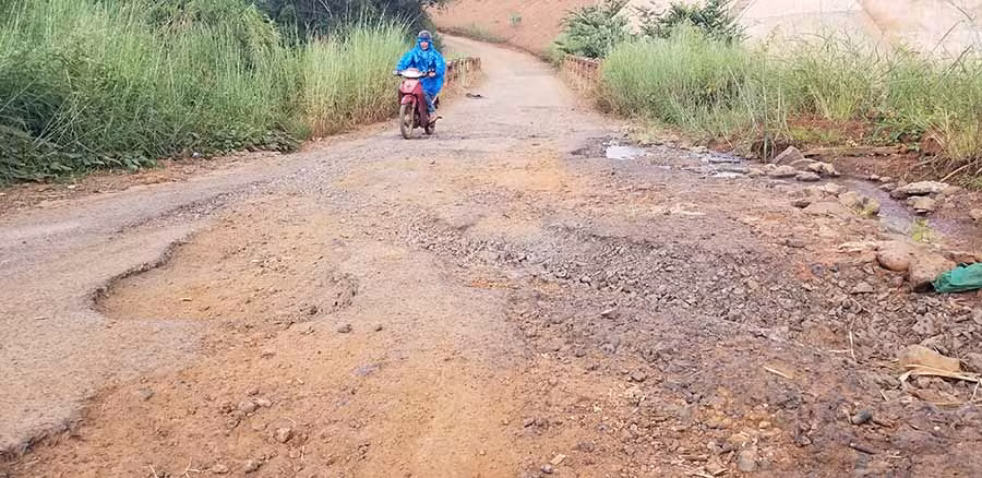 Mặt đường cũ đã hư hỏng nghiêm trọng. Ảnh: C.H