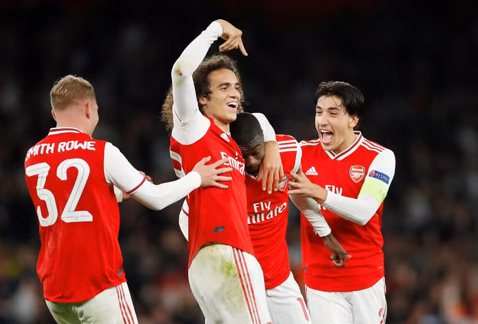 "Người hùng" Pepe trong vòng tay đồng đội