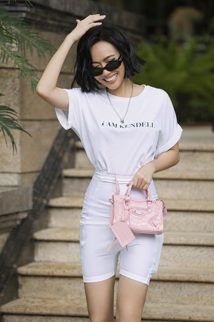 Và theo đó, Diệu Nhi cũng học hỏi người chị, chọn phối áo phông và quần biker cùng màu sắc.