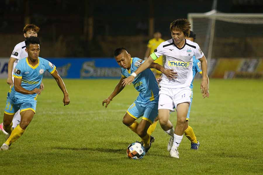  Một pha bóng trong trận đấu ở lượt đi V.League 2019 giữa HAGL và Sanna Khánh Hòa BVN. Ảnh: M.V