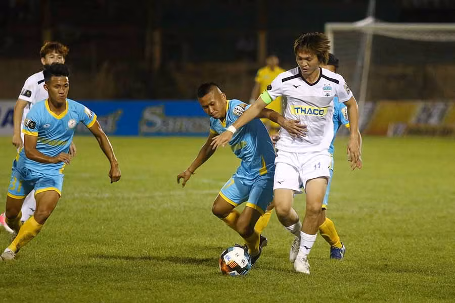  Một pha bóng trong trận đấu ở lượt đi V.League 2019 giữa HAGL và Sanna Khánh Hòa BVN. Ảnh: M.V