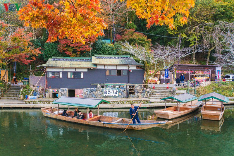 Điều đặc biệt là Arashiyama có dòng sông Katsura chảy xuyên qua khu rừng. Lên một chiếc thuyền độc mộc được những người dân địa phương chèo bằng tay là hoạt động rất được yêu thích. Điều đặc biệt là Arashiyama có dòng sông Katsura chảy xuyên qua khu rừng. Lên một chiếc thuyền độc mộc được những người dân địa phương chèo bằng tay là hoạt động rất được yêu thích.