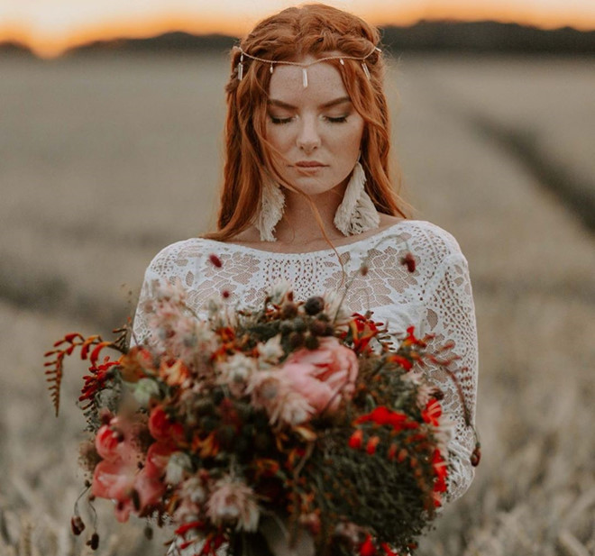  Ngoài sở hữu gương mặt khả ái, thân hình cân đối, Laura Roxanna (24 tuổi) còn được chú ý nhờ sở hữu mái tóc đỏ tự nhiên. Vì sự đặc trưng này, nhiều người ưu ái gọi cô là 