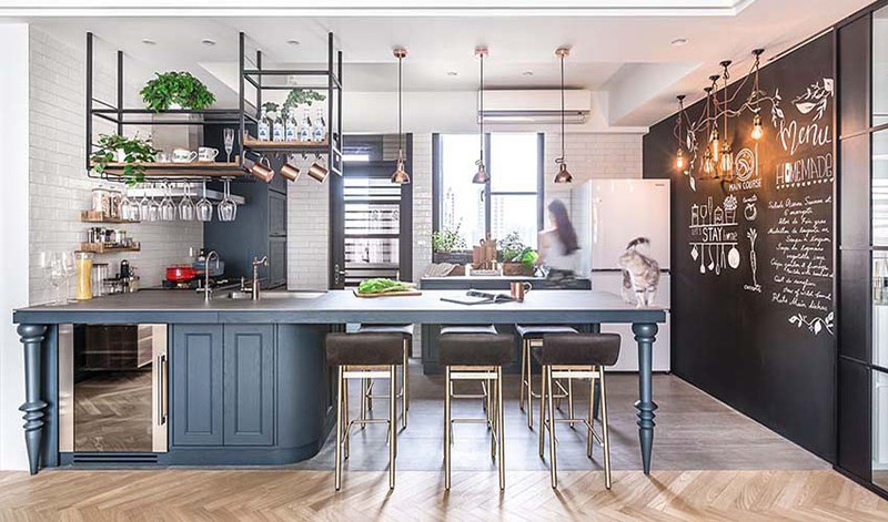 Đảo bếp dài và rộng kiêm luôn nhiệm vụ của quầy bar. Đảo bếp dài và rộng kiêm luôn nhiệm vụ của quầy bar.