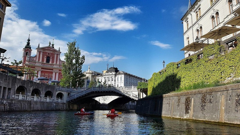  Ljubljana là thủ đô của Slovenia, mang một dáng vẻ tĩnh lặng, cổ kính, như trong truyện cổ tích. Trên đồi cao quanh thành phố có lâu đài trung cổ, phía dưới có sông, cực kỳ thích hợp cho một chuyến chèo thuyền du ngoạn (Ảnh:© traveldudes/Flickr).