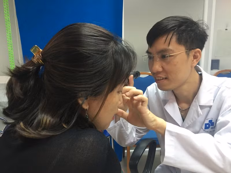  TS.BS Nguyễn Hữu Quang khám và tư vấn cho khách muốn tẩy nốt ruồi.