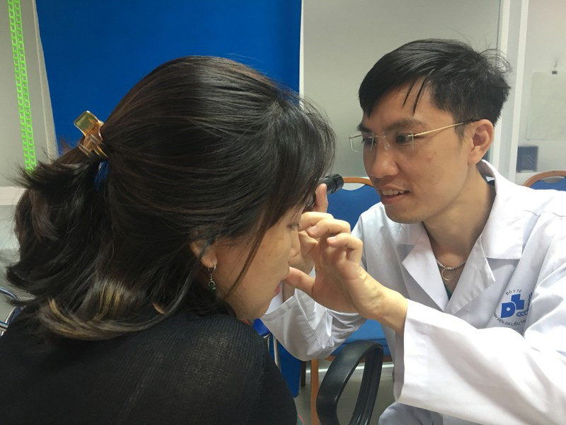  TS.BS Nguyễn Hữu Quang khám và tư vấn cho khách muốn tẩy nốt ruồi.