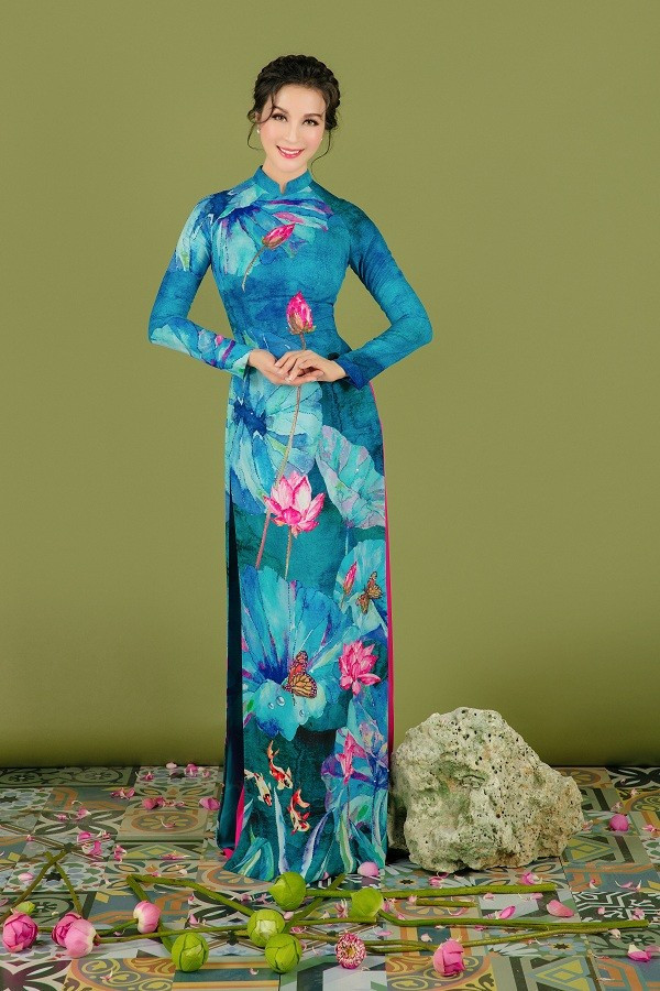 MC Thanh Mai chia sẻ chị luôn cảm thấy dịu dàng, nhẹ nhàng hơn mỗi khi khoác lên mình tà áo dài truyền thống