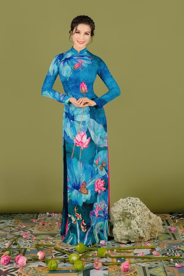 MC Thanh Mai chia sẻ chị luôn cảm thấy dịu dàng, nhẹ nhàng hơn mỗi khi khoác lên mình tà áo dài truyền thống