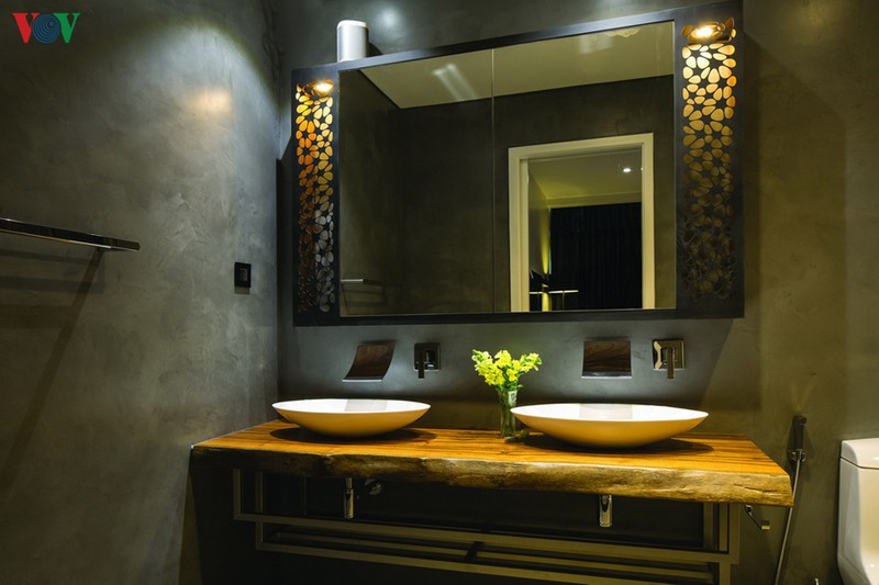 Khung tấm gương trong phòng vệ sinh cũng được làm bằng kim loại và cắt hoa văn. Tường phòng vệ sinh dùng chất liệu xi măng mài gợi cảm giác thô ráp. Khung tấm gương trong phòng vệ sinh cũng được làm bằng kim loại và cắt hoa văn. Tường phòng vệ sinh dùng chất liệu xi măng mài gợi cảm giác thô ráp.