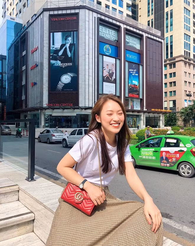 Khánh Vy bắt đầu chuyển hướng sang hình ảnh cô gái thanh lịch, nữ tính và chú ý nhiều hơn đến thời trang. Cô biết cách thể hiện vẻ nổi bật bằng những chiếc túi xách màu sắc đi kèm set đồ tông màu trung tính. Mẫu phụ kiện bản nhỏ của Gucci với logo đính trên thân túi có giá khoảng 1.860 USD.