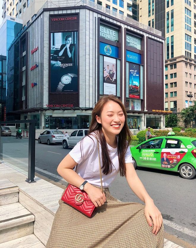 Khánh Vy bắt đầu chuyển hướng sang hình ảnh cô gái thanh lịch, nữ tính và chú ý nhiều hơn đến thời trang. Cô biết cách thể hiện vẻ nổi bật bằng những chiếc túi xách màu sắc đi kèm set đồ tông màu trung tính. Mẫu phụ kiện bản nhỏ của Gucci với logo đính trên thân túi có giá khoảng 1.860 USD.