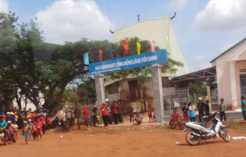 Nhà sinh hoạt cộng đồng của làng Tơ Rơ Bang nơi xảy ra án mạng. Ảnh: Văn Ngọc