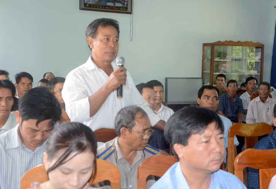 Nhiều cử tri bày tỏ nguyện vọng tỉnh sớm đầu tư công trình thủy lợi kéo nước về tướ cho khu sản xuất suối Cạn rộng 600 ha thường xuyên bị khô hạn. Ảnh: Đức Phương