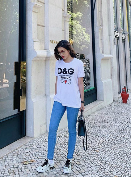 Công thức phối đồ với quần jeans của 9X mang lại sự thoải mái tối đa cho người mặc: Áo thun, quần jeans boyfriend hoặc skinny jeans và sneakers cổ thấp. Ảnh: @ngtran_huyenmy.