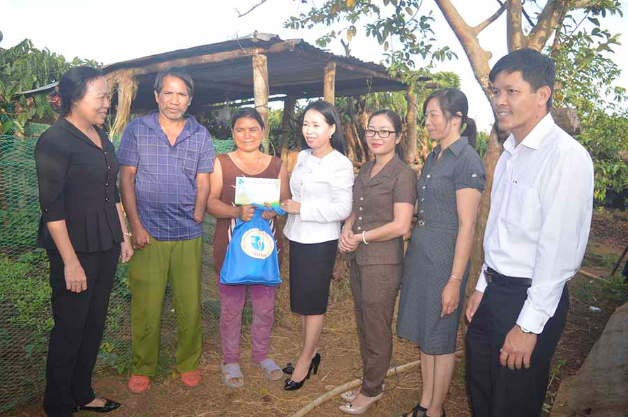  Vợ chồng chị AngLinh (thứ 2 và 3 từ trái qua) được Ban Vì sự tiến bộ phụ nữ tỉnh, huyện thăm và tặng quà. Ảnh: Đ.Y