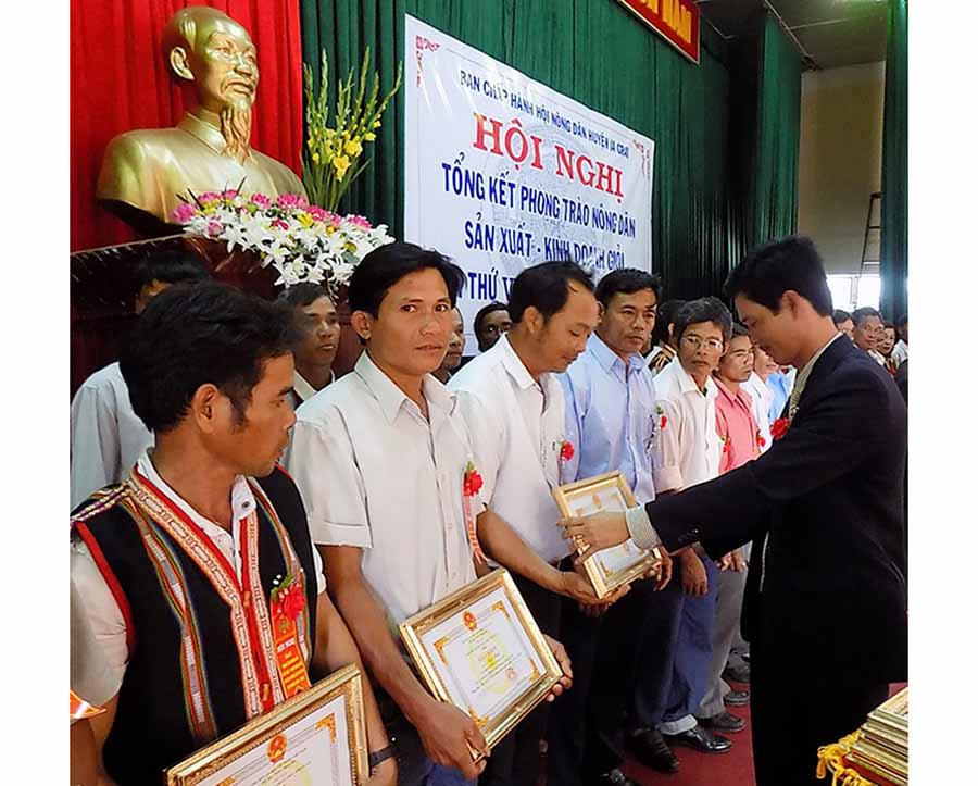 Huyện Ia Grai khen thưởng nông dân đạt danh hiệu sản xuất-kinh doanh giỏi, Ảnh: Lương Thanh