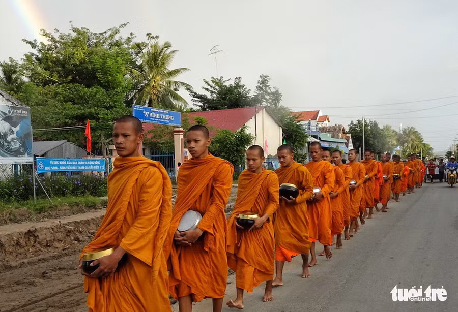 Những chú lục (tu báo hiếu cha mẹ) đi hành khất - Ảnh: NGUYỆT NHI