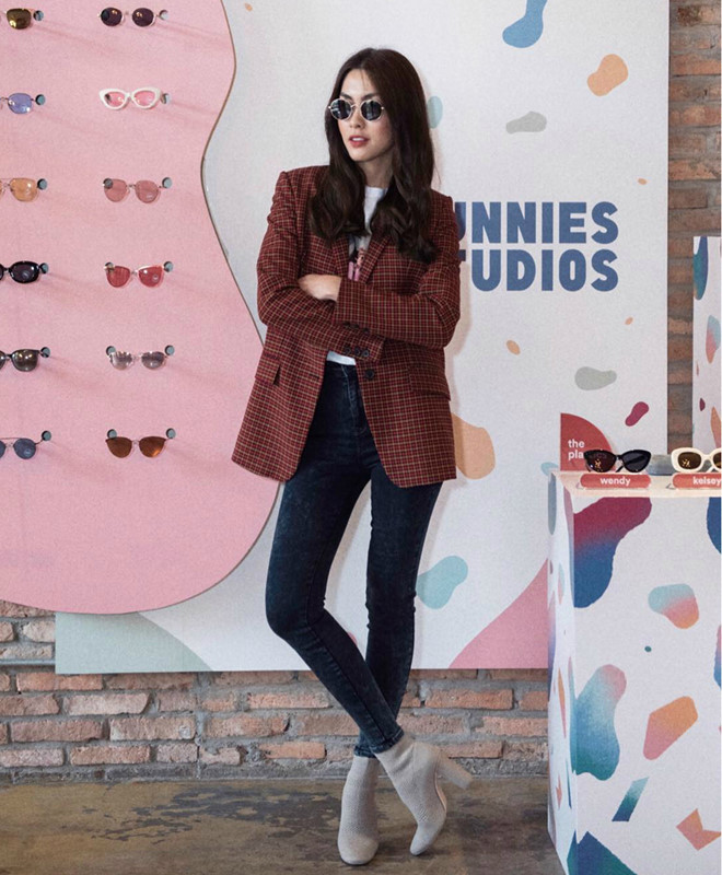  Skinny jeans là kiểu quần ôm sát ống chân quen thuộc với mọi cô gái. Để không bị trông thấp bé khi sử dụng item này, bạn có thể kết hợp với boots cao gót như Hà Tăng. Ảnh: @hatangthanh.