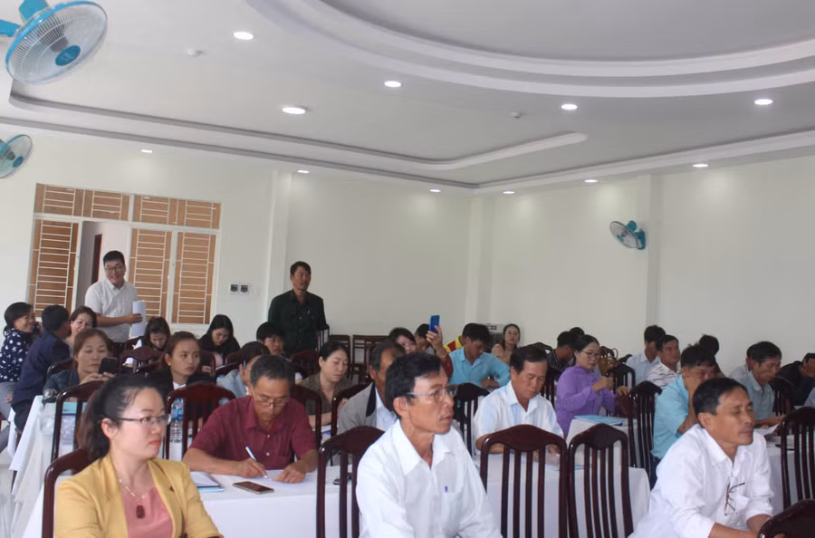 Các HTX đang lắng nghe doanh nghiệp trao đổi phương thức liên kết sản xuất. Ảnh: Nguyễn Diệp