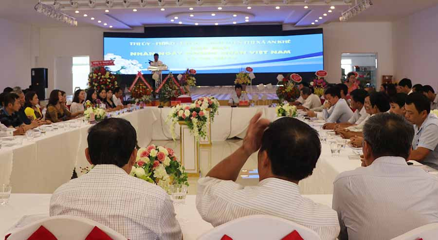 Thị ủy, HĐND, UBND, Ủy ban MTTQ Việt Nam thị xã An Khê gặp mặt 60 doanh nghiệp tiêu biểu. Ảnh: Ngọc Minh