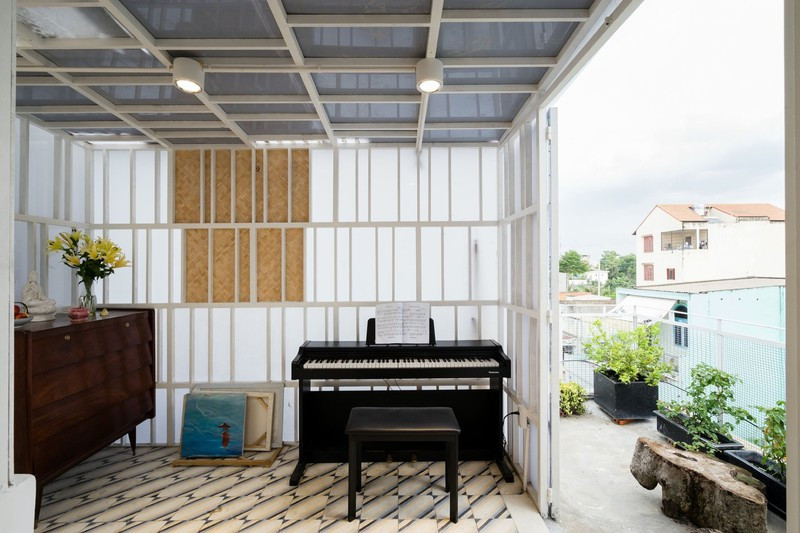 Bàn làm việc và ghế dài đặt cạnh cửa sổ, làm từ gỗ mộc mạc. Bàn làm việc và ghế dài đặt cạnh cửa sổ, làm từ gỗ mộc mạc.