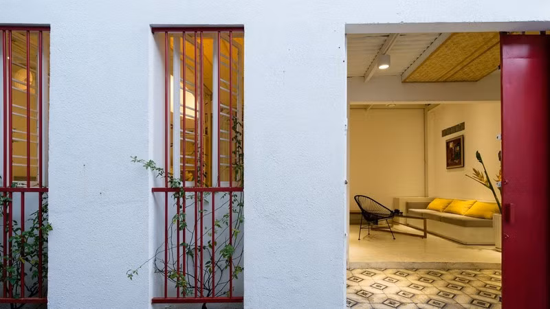 Cửa sổ được tận dụng để trồng thêm hoa và cây trang trí.