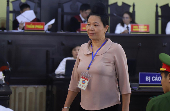 Bà Lò Thị Trường khai đã đưa 300 triệu đồng cảm ơn ông Huynh nhưng 2 ngày sau ông trả lại - Ảnh: DANH TRỌNG Bà Lò Thị Trường khai đã đưa 300 triệu đồng cảm ơn ông Huynh nhưng 2 ngày sau ông trả lại - Ảnh: DANH TRỌNG