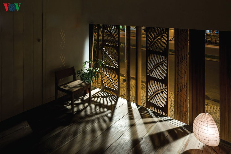 Ánh sáng và bóng nắng tô điểm cho những không gian trở nên lung linh đầy huyền ảo.