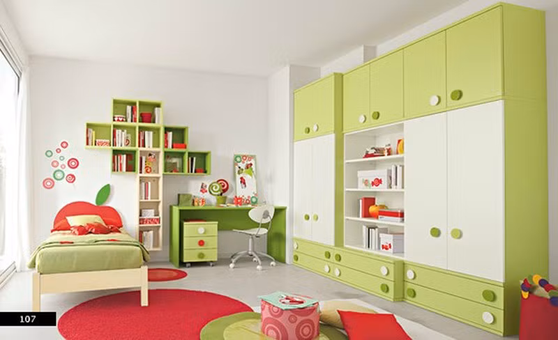  Căn phòng của trẻ trở nên sáng sủa và bắt mắt hơn khi bạn biết kết hợp màu trắng với những màu sắc sặc sỡ như cam, đỏ, xanh cốm cho các vật dụng.