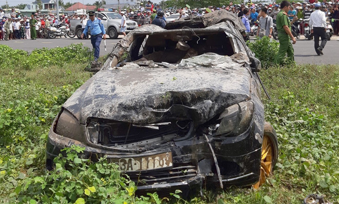  Ôtô Mercedes bị biến dạng. Ảnh: Anh Minh.