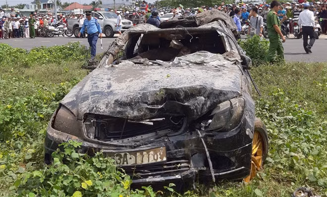  Ôtô Mercedes bị biến dạng. Ảnh: Anh Minh.