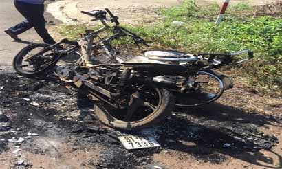 2 chiếc xe máy bị thiêu rụi hoàn toàn. Ảnh: Văn Ngọc