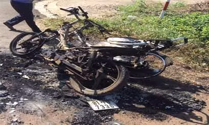 2 chiếc xe máy bị thiêu rụi hoàn toàn. Ảnh: Văn Ngọc