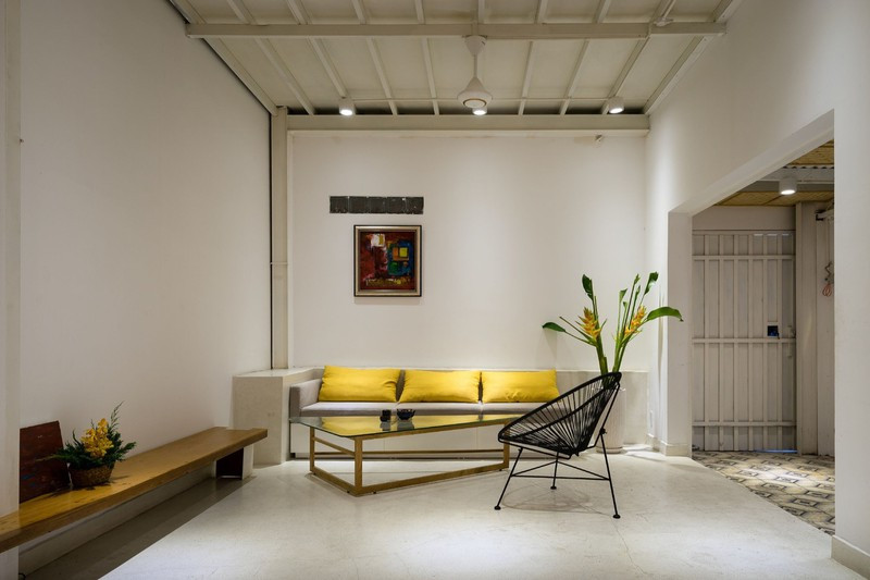 Phòng khách ngăn cách với lối đi bằng cách xây dựng sàn giật cấp. Phòng khách ngăn cách với lối đi bằng cách xây dựng sàn giật cấp.