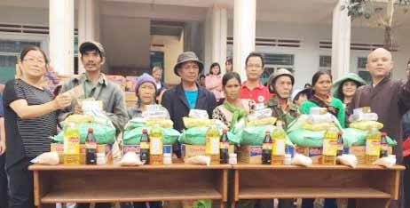 Tặng 300 phần quà cho đồng bào nghèo xã Kon Thụp. Ảnh: Hồng Ngọc 