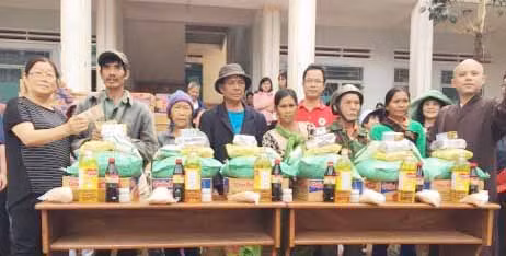 Tặng 300 phần quà cho đồng bào nghèo xã Kon Thụp. Ảnh: Hồng Ngọc 