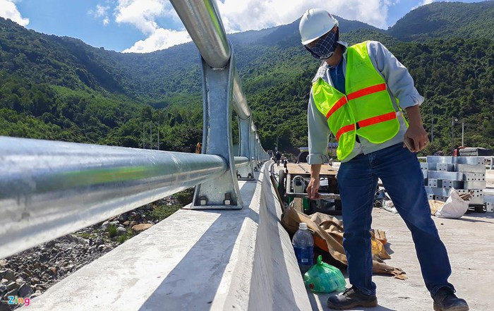 Trong ảnh là đại diện đơn vị tư vấn giám sát kiểm tra việc lắp đặt lan can ở cầu 10. Trong ảnh là đại diện đơn vị tư vấn giám sát kiểm tra việc lắp đặt lan can ở cầu 10.