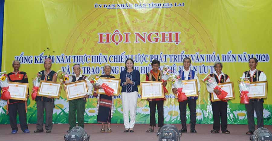 Phó Chủ tịch UBND tỉnh Huỳnh Nữ Thu Hà (giữa) trao tặng danh hiệu Nghệ nhân Ưu tú cho các nghệ nhân dân gian. Ảnh: P.L