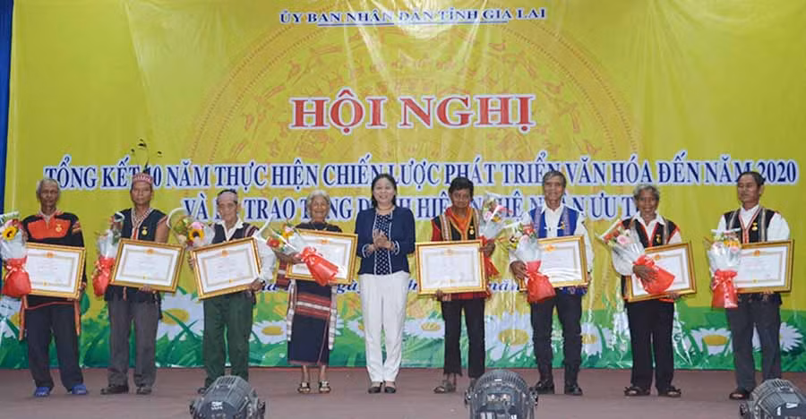 Phó Chủ tịch UBND tỉnh Huỳnh Nữ Thu Hà (giữa) trao tặng danh hiệu Nghệ nhân Ưu tú cho các nghệ nhân dân gian. Ảnh: P.L