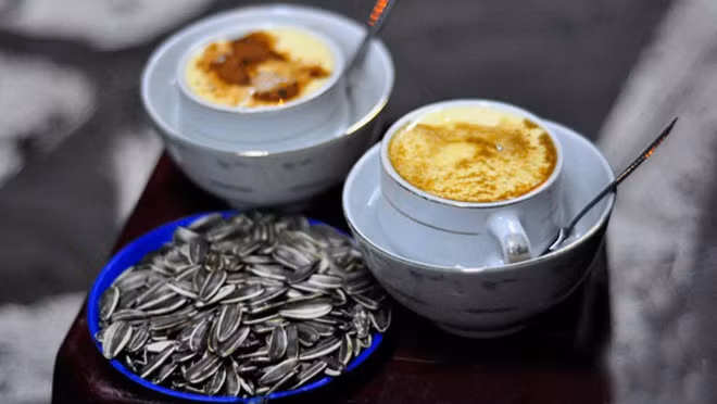 Cà phê trứng và ca cao trứng tại quán cà phê Giảng, Hà Nội. - Ảnh: Trường Giang