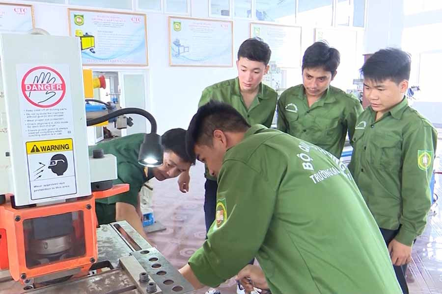 Một giờ thực hành của các học viên lớp cơ khí. Ảnh: P.N  Một giờ thực hành của các học viên lớp cơ khí. Ảnh: P.N