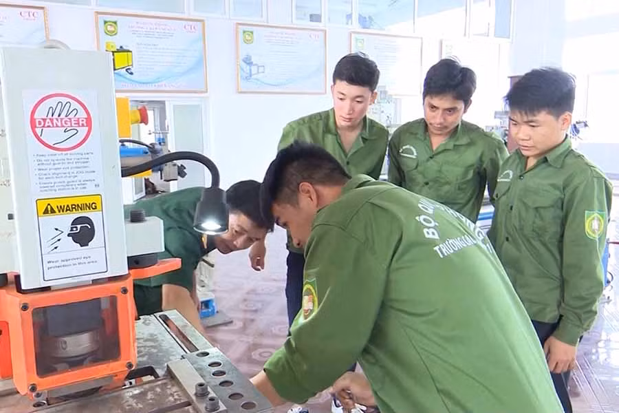  Một giờ thực hành của các học viên lớp cơ khí. Ảnh: P.N