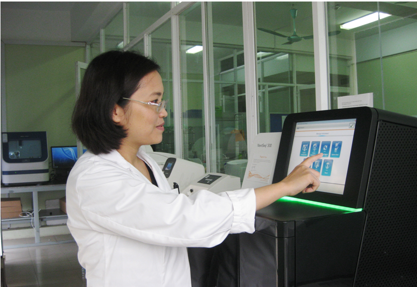 TS. Nguyễn Hải Hà vận hành máy giải trình tự gen thế hệ mới tại Viện Nghiên cứu hệ gen.  TS. Nguyễn Hải Hà vận hành máy giải trình tự gen thế hệ mới tại Viện Nghiên cứu hệ gen.
