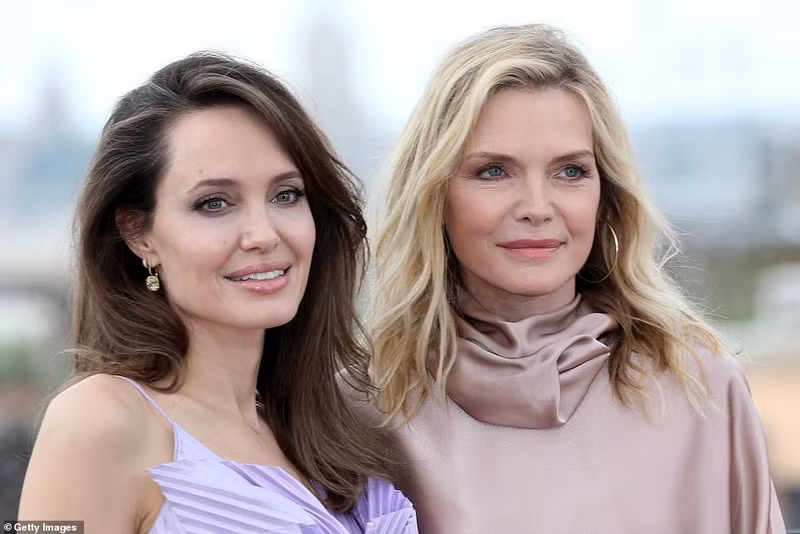  Angelina Jolie chia sẻ, cô và Michelle Pfeiffer ngoài đời cũng rất quý mến nhau.