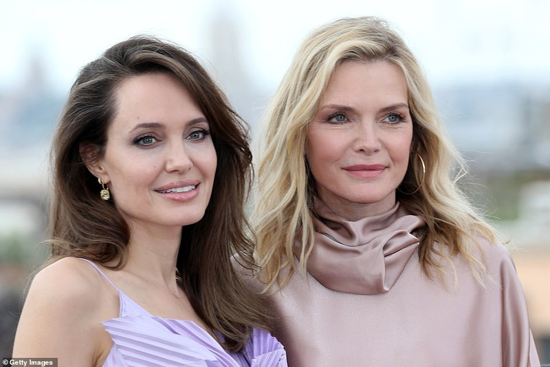  Angelina Jolie chia sẻ, cô và Michelle Pfeiffer ngoài đời cũng rất quý mến nhau.