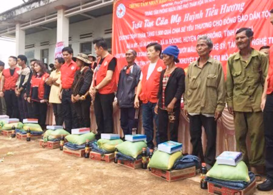 Tặng quà cho đồng bào nghèo xã Ia Me. Ảnh: Ngọc Nguyễn