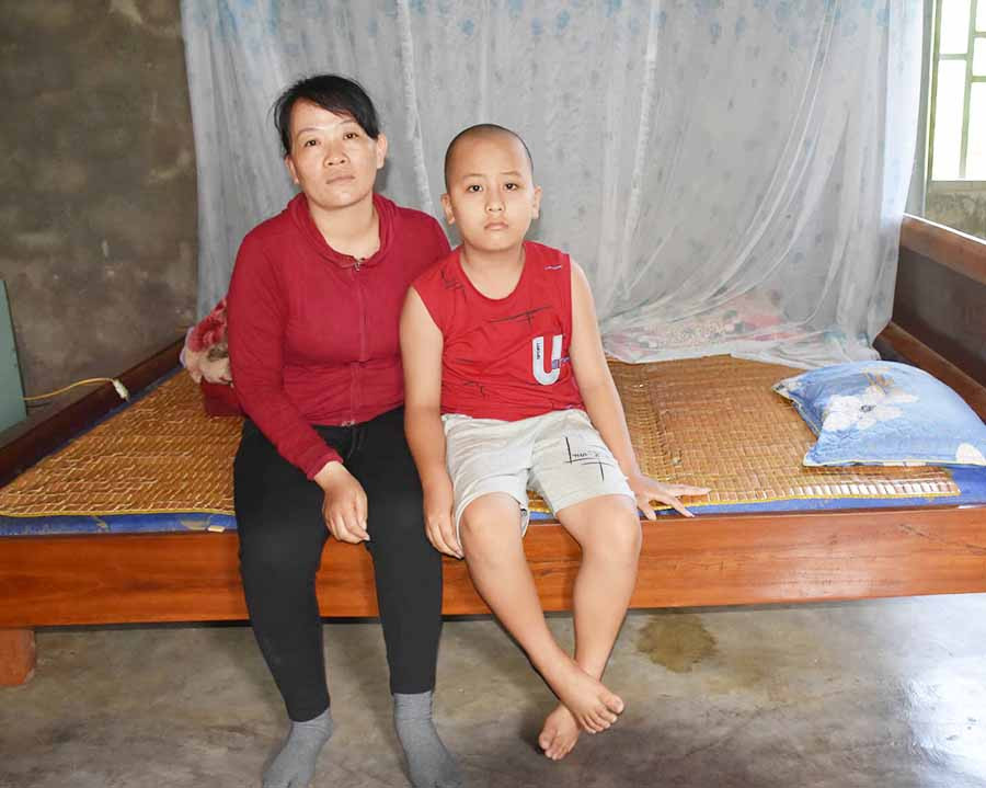 Mẹ con chị Lê trong căn nhà được hàng xóm cho ở nhờ. Ảnh: H.P  Mẹ con chị Lê trong căn nhà được hàng xóm cho ở nhờ. Ảnh: H.P